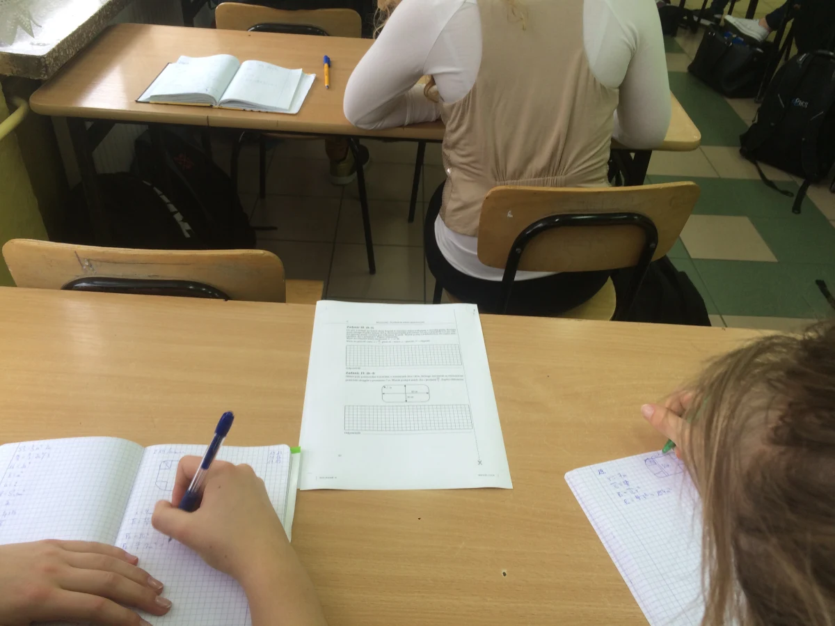 Uczniowie III klas gimnazjów, którzy w kwietniu przystąpili do obowiązkowego egzaminu gimnazjalnego, za rozwiązanie zadań z języka polskiego uzyskali średnio 68 proc. punktów możliwych do otrzymania, a z matematyki - 52 proc. - podała Centralna Komisja Egzaminacyjna.