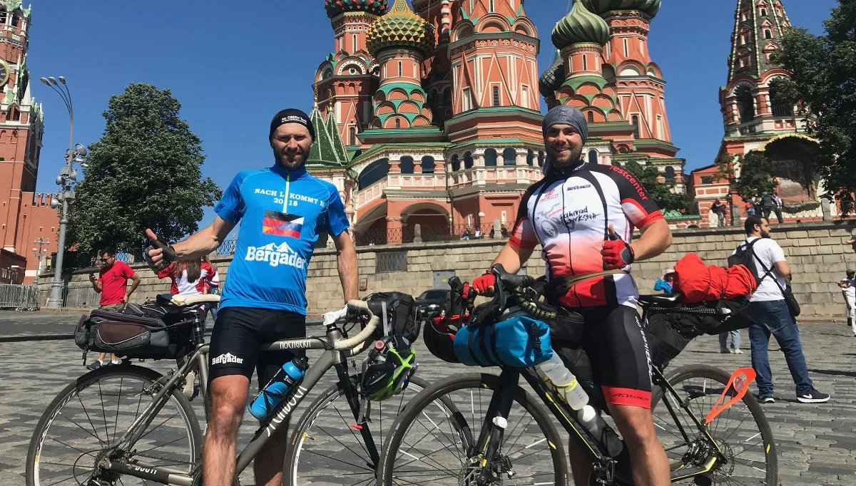 2300 kilometrów z Lipska aż do Moskwy. Taką podróż mają za sobą Sven Hagemeier i Markus Schmid, którzy na mundial dotarli na rowerach. Po drodze przemierzyli też Polskę. Od Gubina aż do granicy z Kaliningradem. Spotkaliśmy się przypadkowo pod Soborem Wasyla Błogosławionego. Poprosili, żeby zrobić im zdjęcie.