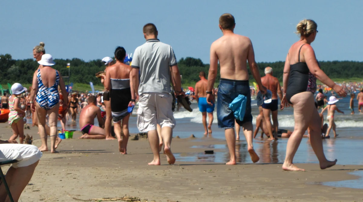 Najnowsze prognozy wskazują, że lokalne burze i intensywne opady deszczu utrzymają się przez cały weekend. W niedzielę nawet 28 stopni Celsjusza. 