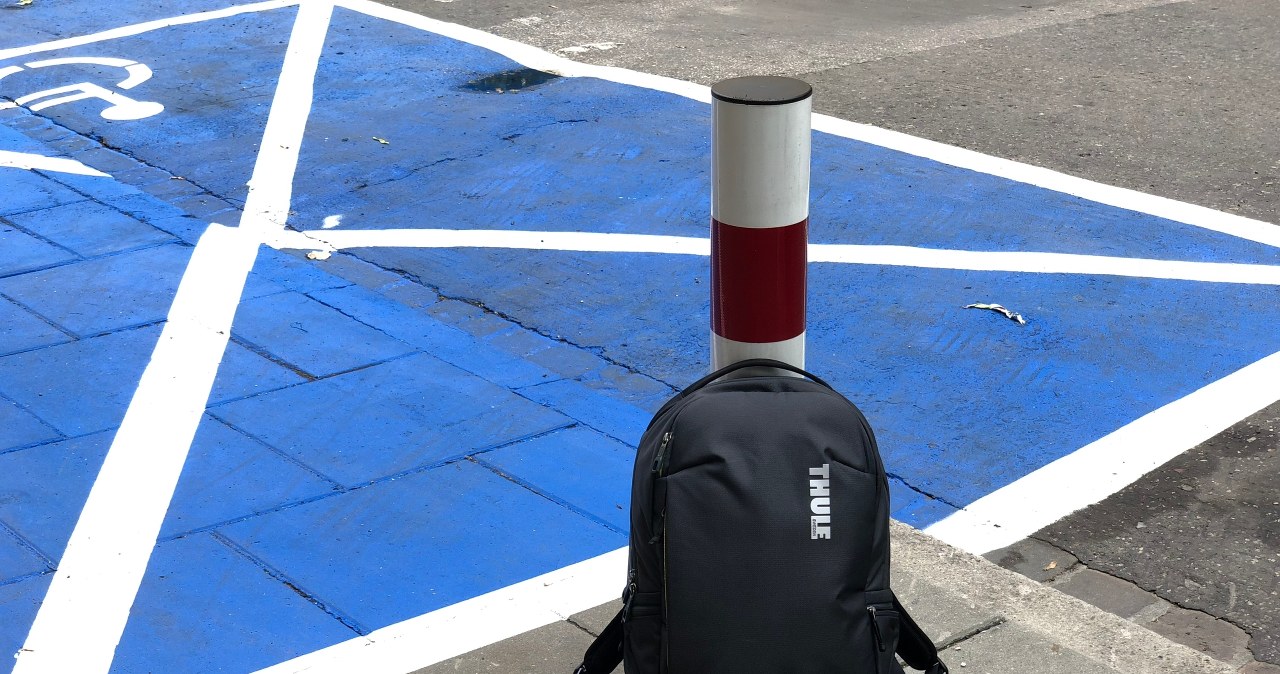 1500 zł kary za plecak w miejscu publicznym. Wystarczy go tam zostawić