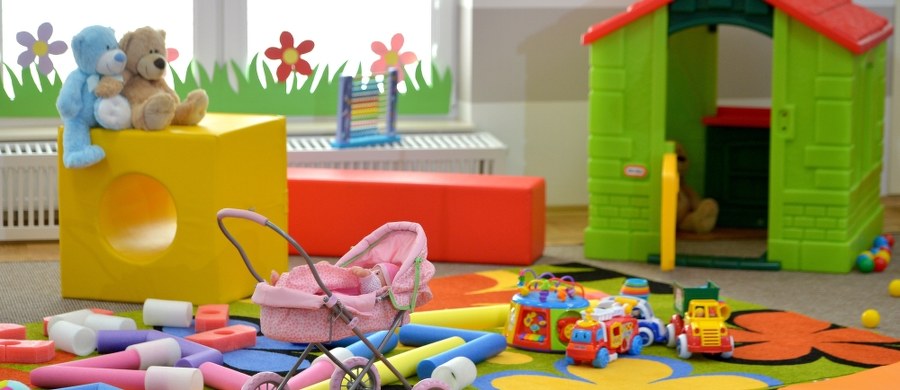 Zamieszanie w czasie elektronicznej rekrutacji do żłobków we Wrocławiu. Rodzice blisko 300 dzieci wczoraj otrzymali informację, że ich pociechy otrzymały miejsce w placówce. Po kilku godzinach trafiła do nich jednak informacja, że miejsca nie przyznano. To błąd w algorytmie systemu, który obsługiwał rekrutację – przyznają miejscy urzędnicy. Po wykryciu usterki dane z rekrutacji ponownie zostały sprawdzone i powstała nowa lista. Stąd część dzieci straciła miejsce w żłobkach, a inne mogły je otrzymać.