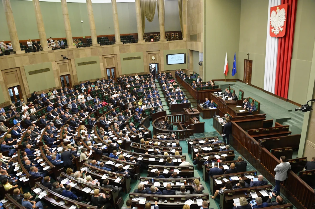 Gdyby wybory parlamentarne odbyły się na początku czerwca PiS uzyskałoby  43 proc. głosów osób deklarujących udział w głosowaniu. Na PO zagłosowałoby 17 proc., na Kukiz'15 - 8 proc., a Nowoczesna uzyskałaby 5 proc. - wynika z sondażu CBOS.
