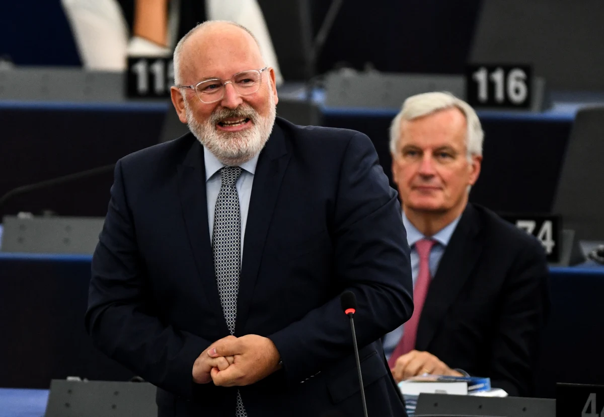 Po poniedziałkowym spotkaniu wiceszefa Komisji Europejskiej Fransa Timmermansa z premierem Mateuszem Morawieckim zapadnie decyzja, czy Komisja Europejska pozwie Polskę do Trybunału Sprawiedliwości UE za ustawę o Sądzie Najwyższym - ustaliła nasza dziennikarka Katarzyna Szymańska-Borginon. Komisja na razie nie ujawnia swoich zamiarów w tej sprawie. Podczas środowej debaty w Parlamencie Europejskim wiceszef KE Frans Timmermans nie odpowiedział ani słowem na ponawiane apele eurodeputowanych chadecji, socjalistów, liberałów, czy zielonych o skierowanie ustawy o SN do Trybunału. Także dzisiaj rzecznik KE Margaritis Schinas unikał odpowiedzi na pytania o reakcję na wczorajszy list liderów frakcji PE do szefa KE Jean Claude’a Junckera w tej sprawie. 