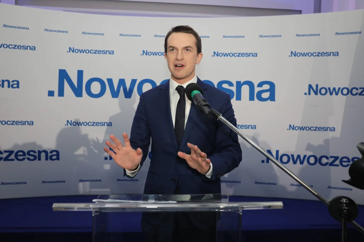 ​Poseł Nowoczesnej Adam Szłapka złożył skargę do Komisji Europejskiej na działania Polskiej Fundacji Narodowej - jego zdaniem - "niezgodne z dyrektywą ws. zamówień publicznych". Polityk złożył też w tej sprawie zawiadomienie do prokuratury; chce także unieważnienia umów zawartych z naruszeniem prawa.