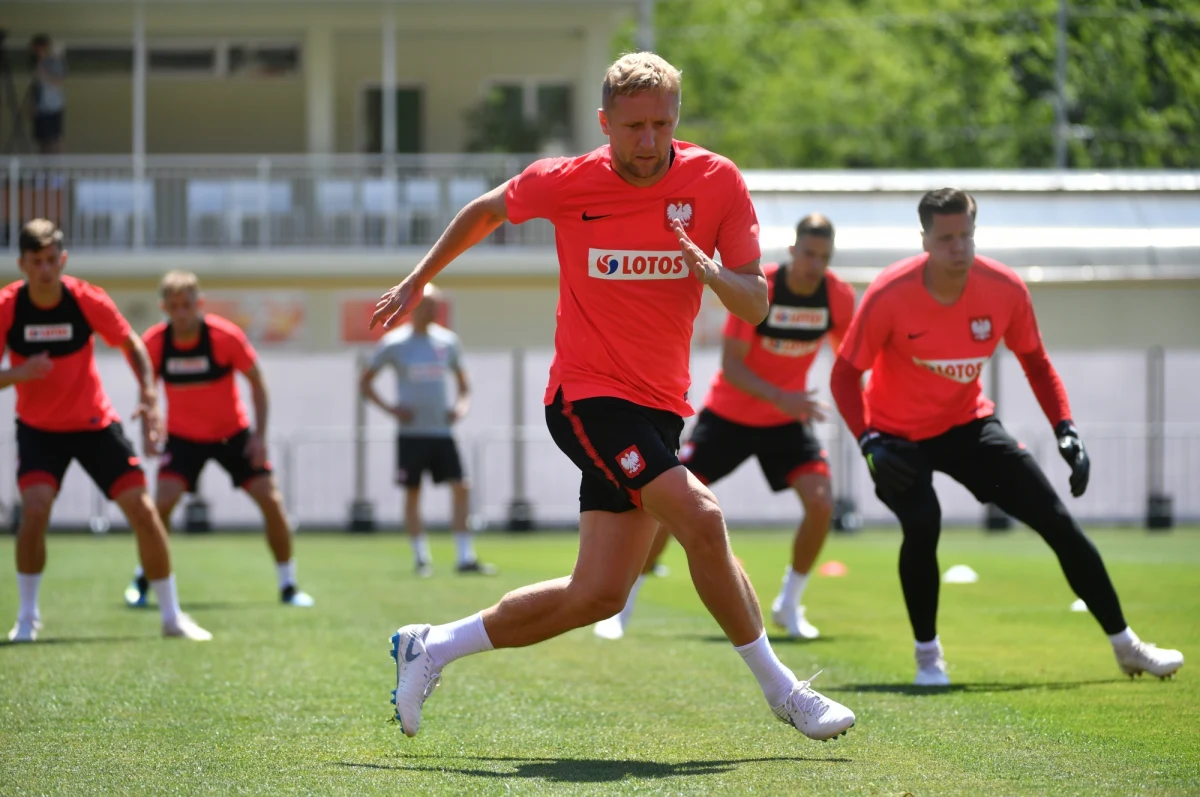 Sztab polskiej kadry piłkarskiej nie podjął jeszcze decyzji, czy leczący uraz barku Kamil Glik poleci do Moskwy na wtorkowy mecz mistrzostw świata z Senegalem. "Są postępy, ale nie ma przełomu" - poinformował na konferencji prasowej szef banku informacji reprezentacji Polski Hubert Małowiejski.