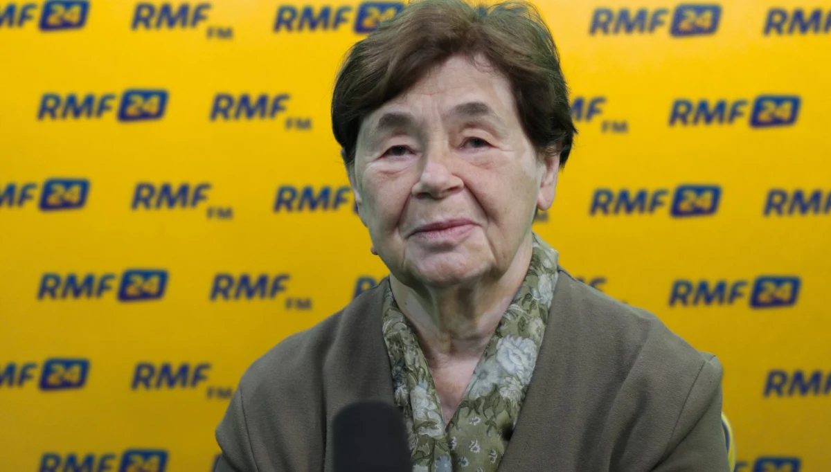 „Podobno była jakaś ogromna ilość konsultacji, tak twierdzi nasz minister Mucha. I w ramach tych konsultacji zebrano 50 czy nawet więcej pytań i potem w tym jakoś przebierano. Ja z tym nie miałam nic wspólnego” – tak o propozycjach pytań do referendum konsultacyjnego mówiła doradczyni prezydenta Andrzeja Dudy Zofia Romaszewska. W rozmowie z Krzysztofem Ziemcem w RMF FM powiedziała, że pytań było „dużo za dużo”. „Powinniśmy na 5-7 maksymalnie zakończyć” – mówiła. Według niej wszyscy obywatele te pytania powinni też poznać pół roku wcześniej. „Ja pierwszy raz zobaczyłam pytania referendalne we wtorek” – powiedziała, po czym dodała, że „to, że tych pytań nie widzieliśmy, jest ogromnym zarzutem”. Według doradczyni „to nie prezydent układał te pytania”, tylko „jakiś jego personel”, ale nie wie dokładniej kto. „Prezydent jest zadowolony tym, że jest dużo zamieszania wokół tych pytań. Może one powinny być tak okropnie krytykowane, to zawsze się wszyscy interesują co tam jest” – powiedziała rozmówczyni Krzysztofa Ziemca. Dodała także, że niektóre propozycje nie mają sensu. „To mają być pytania o konstytucję, a nie np. o 500 + (…) przecież nikt przytomny tego do konstytucji nigdy nie wpisze” – mówiła Zofia Romaszewska.