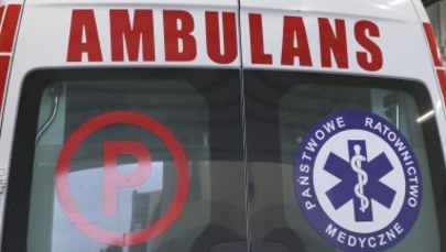 Łódź: Wypadek z udziałem karetki, ambulans uderzył w budynek