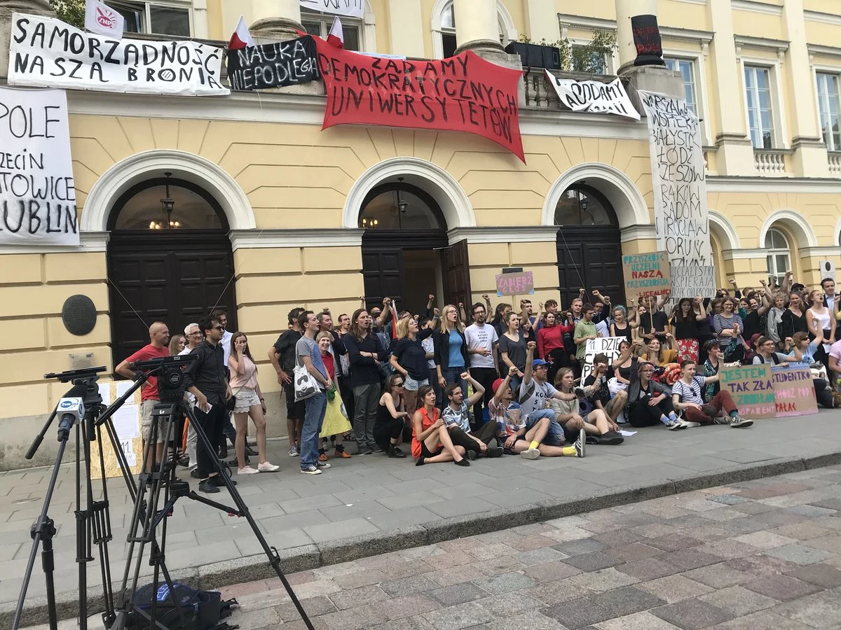 Zawieszamy protest w formie okupacji - poinformowali organizatorzy protestów na uczelniach z Akademickiego Komitetu Protestacyjnego. Jak dodają, nadal oczekują ostatecznego odrzucenia Ustawy 2.0.
