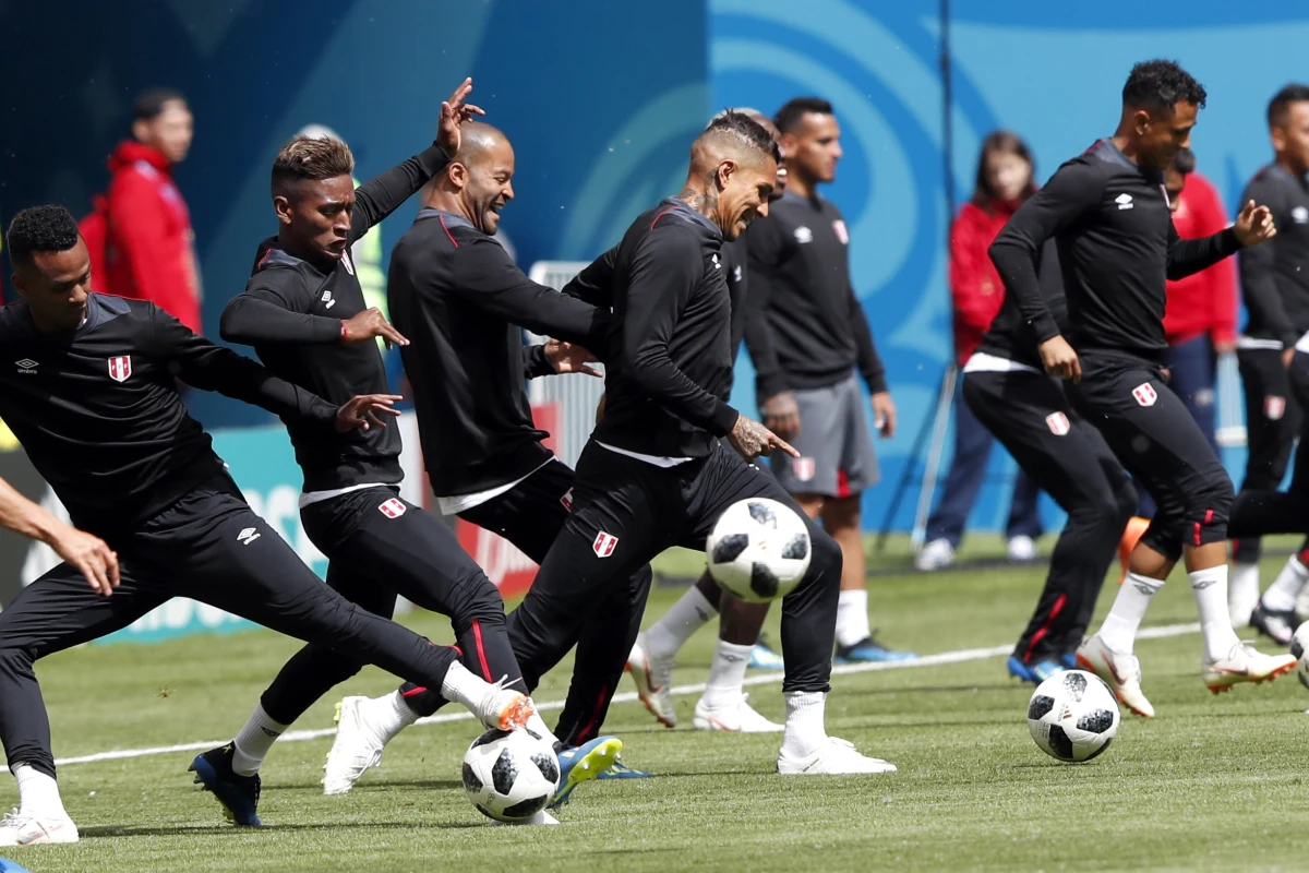 ​Piłkarze Peru z entuzjazmem podchodzą do powrotu na mundial po 36 latach. W sobotę w Sarańsku zagrają w Danią i nie przeraża ich nawet znacząca przewaga wzrostu rywali, z których najbardziej doceniają i obawiają się Cristiana Eriksena. Przy tej okazji często pada nazwa "Polonia", bo to biało-czerwoni byli ostatnim rywalem Peru w mistrzostwach świata. Spotkanie miało miejsce 22 czerwca 1982 roku w La Coruni, a Latynosi przegrali 1:5. Guillermo la Rosa w 83. minucie tego meczu uzyskał ostatniego peruwiańskiego gola w mundialu.