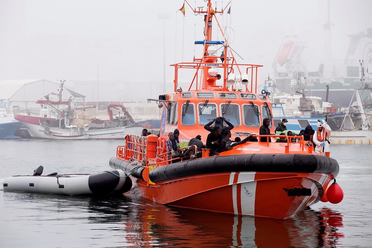 ​Hiszpańskie służby ratownicze poinformowały, że u wybrzeży południowej Hiszpanii, w pobliżu Cieśniny Gibraltarskiej i na Morzu Alborańskim między Hiszpanią i Marokiemi uratowały ok. 700 migrantów i wyłowiły z wody cztery ciała.