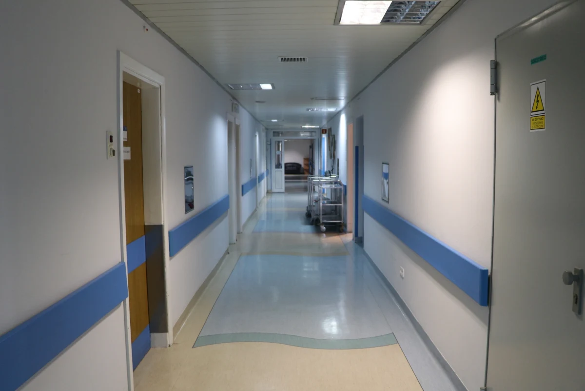 ​Zakończył się proces wypisywania i ewakuacji pacjentów Szpitala w Pszczynie (Śląskie). Trwa komisyjne zamykanie kolejnych oddziałów. Pozostało jeszcze 4 pacjentów - poinformowała w piątek zarządzająca nim Spółka Centrum Dializa. Spółka, której w marcu NFZ wypowiedział umowę na świadczenie usług w szpitalu w Pszczynie, podała we wtorek, że zawiesza działalność placówki z powodu braku personelu. Umowa wygasa 30 czerwca. Władze powiatu deklarują gotowość przejęcia pacjentów i dalszego prowadzenia szpitala. 