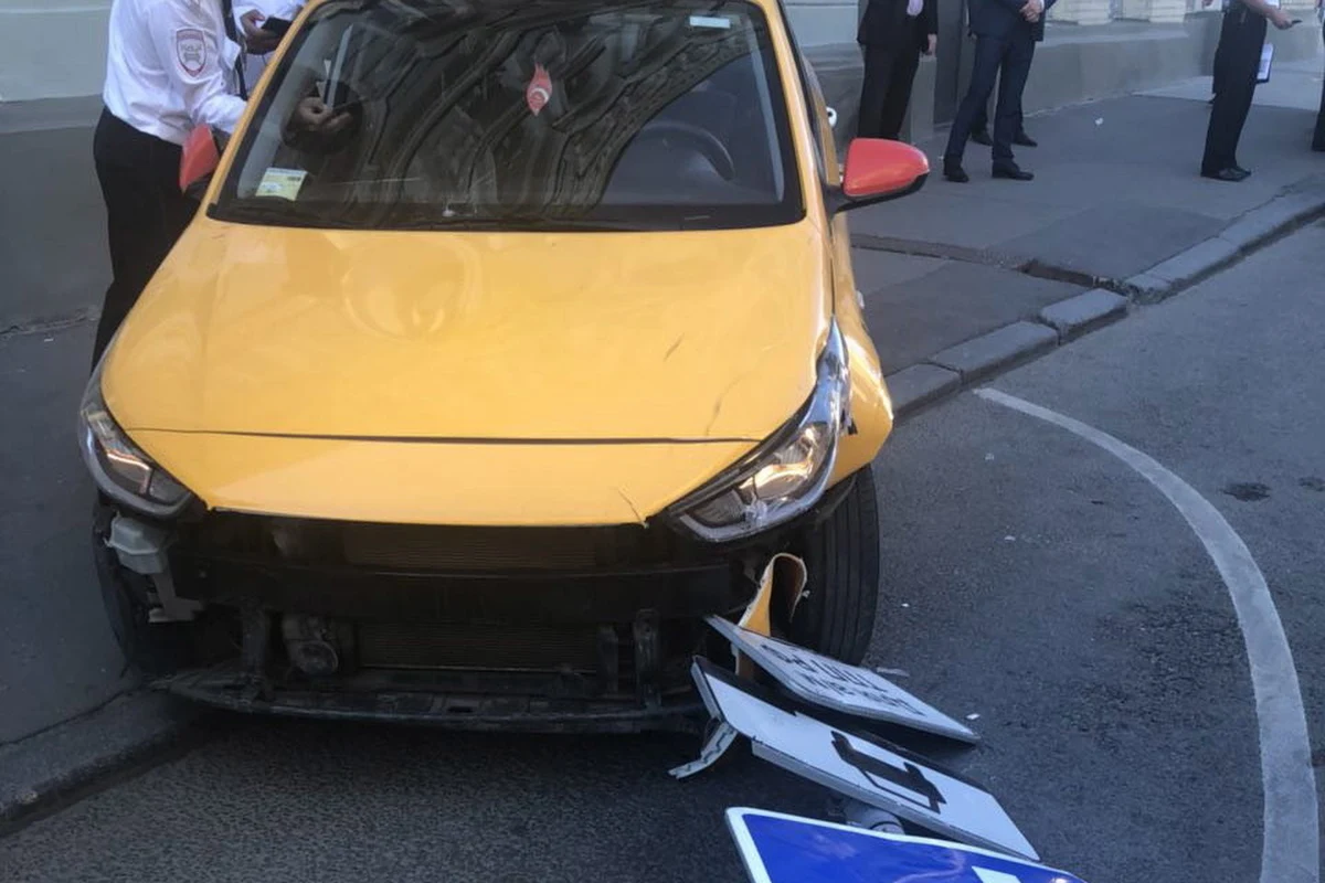 Kierowca taksówki, która staranowała znak drogowy i wjechała w tłum ludzi w centrum Moskwy, próbował uciekać, ale został schwytany i zatrzymany przez policję. Część ludzi, w których taksówkarz wjechał w pobliżu Kremla, była ubrana w stroje w barwach reprezentacji Meksyku, biorącej udział w piłkarskiej Mistrzostwach Świata odbywających się w Rosji. Moskwa jest jednym z 11 miast, w których toczą się rozgrywki. 