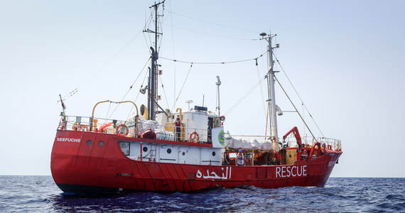 Okręt włoskiej straży przybrzeżnej z 274 migrantami z "Aquariusa", statku organizacji pozarządowej SOS Mediterranee, dopłynął do Walencji. Władze włoskie zamknęły swoje porty przed "Aquariusem", na jego przyjęcie zgodziła się Hiszpania.