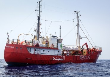Włoski okręt z migrantami z "Aquariusa" zawinął do Walencji
