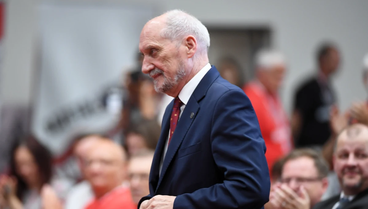 Przyczyną śmierci naszych przywódców pod Smoleńskiem była eksplozja samolotu - powiedział Antoni Macierewicz na Zjeździe Klubów Gazety Polskiej w Spale (Łódzkie). Poinformował, że na ponad stu elementach samolotu Tu-154M i ciele jednej z ofiar wykryto obecność materiałów wybuchowych. 