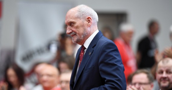 Przyczyną śmierci naszych przywódców pod Smoleńskiem była eksplozja samolotu - powiedział Antoni Macierewicz na Zjeździe Klubów Gazety Polskiej w Spale (Łódzkie). Poinformował, że na ponad stu elementach samolotu Tu-154M i ciele jednej z ofiar wykryto obecność materiałów wybuchowych. 