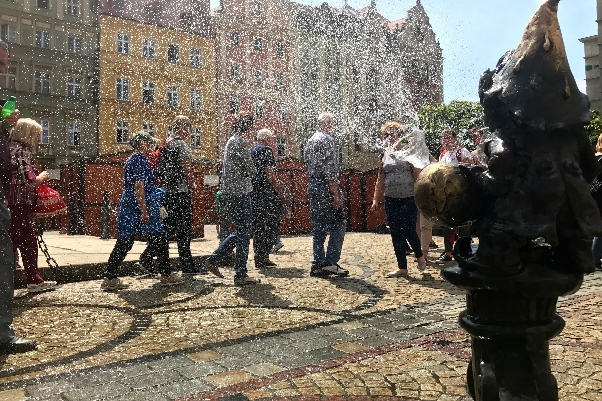 W niedzielę w całym kraju będzie bardzo ciepło. Miejscami termometry pokażą nawet 29 stopni. Z kolei w poniedziałek będzie nieco chłodniej. Zagrzmi na południu i wschodzie Polski. 