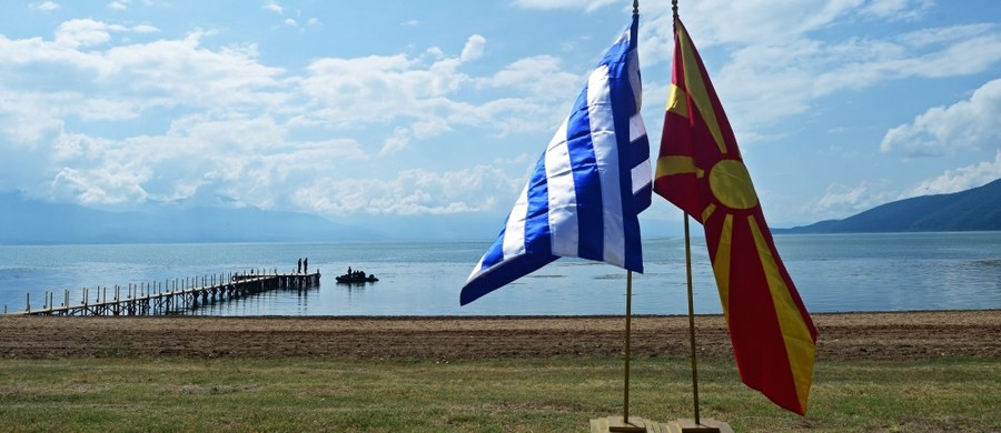 Szefowie MSZ Grecji i Macedonii, Nikolaos Kodzias i Nikoła Dimitrow podpisali w niedzielę nad granicznym jeziorem Prespa w Grecji porozumienie o zmianie nazwy państwa macedońskiego. Ateny zgodziły się w nim uznać Macedonię pod nazwą Republika Macedonii Północnej. Na ceremonii obecni byli szefowie rządów w Atenach i Skopje, Aleksis Cipras i Zoran Zaew.