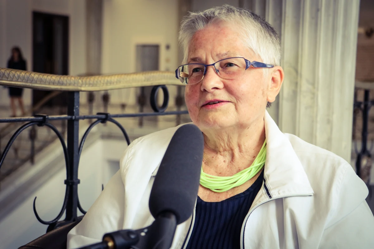 W niezaplanowany przeze mnie sposób stałam się szpicą grupy antyklerykalnej. Wcale nie było to moim zamiarem - mówi Barbara Labuda o swojej działalności politycznej w pierwszych latach III RP. Gościem Marcina Zaborskiego w kolejnym odcinku Post Scriptum jest działaczka opozycji demokratycznej w PRL, była posłanka Unii Demokratycznej, była minister w Kancelarii Prezydenta RP Aleksandra Kwaśniewskiego i była ambasador Polski w Luksemburgu Barbara Labuda. O swoim wizerunku polityka antyklerykalnego mówi: "Wydawało się jej, że buduję kraj w jakim chciałabym żyć, państwo, w którym chciałabym funkcjonować, społeczeństwo, w którym bym się czuła dobrze, czyli świeckie i neutralne światopoglądowo".