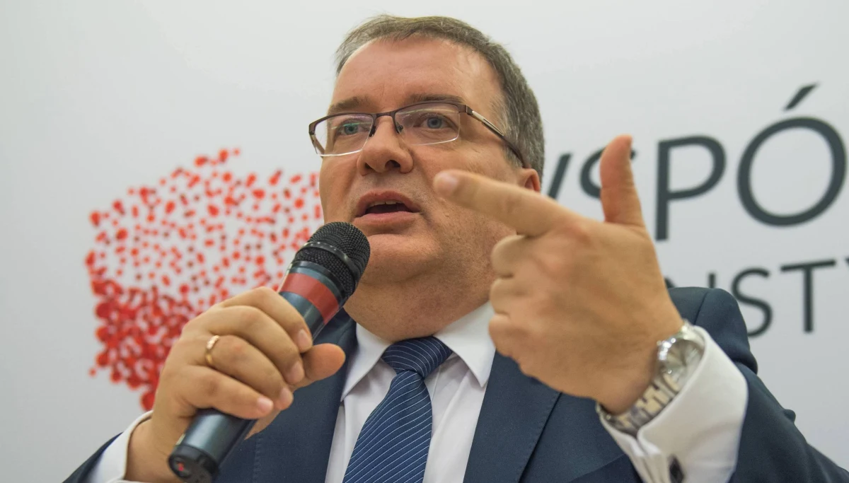 W pytaniach referendalnych nie ma żadnego pytania o 500+. Z wypowiedzi Zofii Romaszewskiej wynika, że nie do końca zrozumiała istotę tych pytań - powiedział sekretarz stanu w Kancelarii Prezydenta Andrzej Dera.