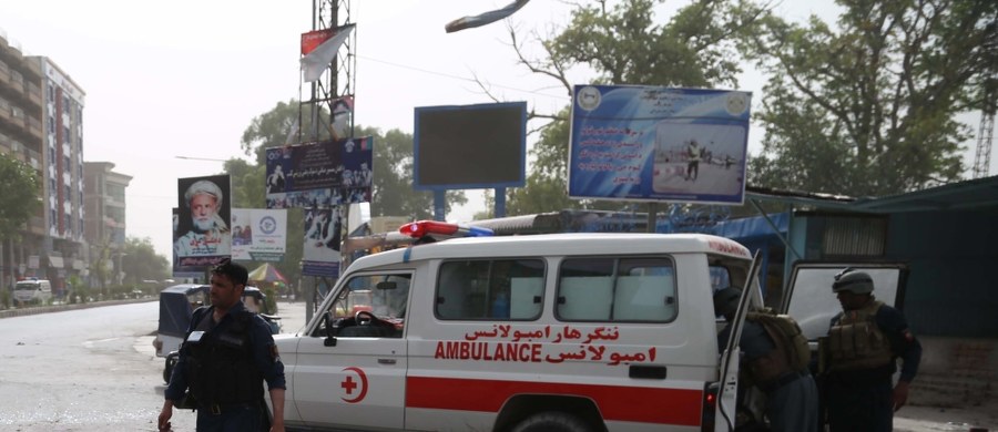 ​10 osób zginęło, a 30 zostało rannych w niedzielnym wybuchu przed budynkiem gubernatora w prowincji Nangarhar na wschodzie Afganistanu - przekazały lokalne władze. W sobotę w ataku bombowym w tej prowincji zginęło 36 osób.