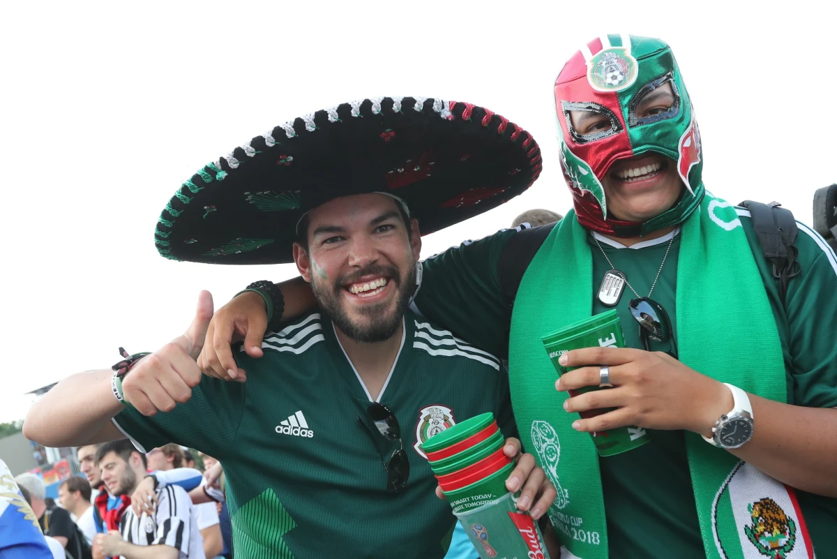 ​Już 2 miliony zagranicznych kibiców przyjechało do Rosji. Większość z nich zatrzymała się w Moskwie. Lotniska pękają w szwach, a ceny w niektórych restauracjach i barach wzrosły o 100 procent.