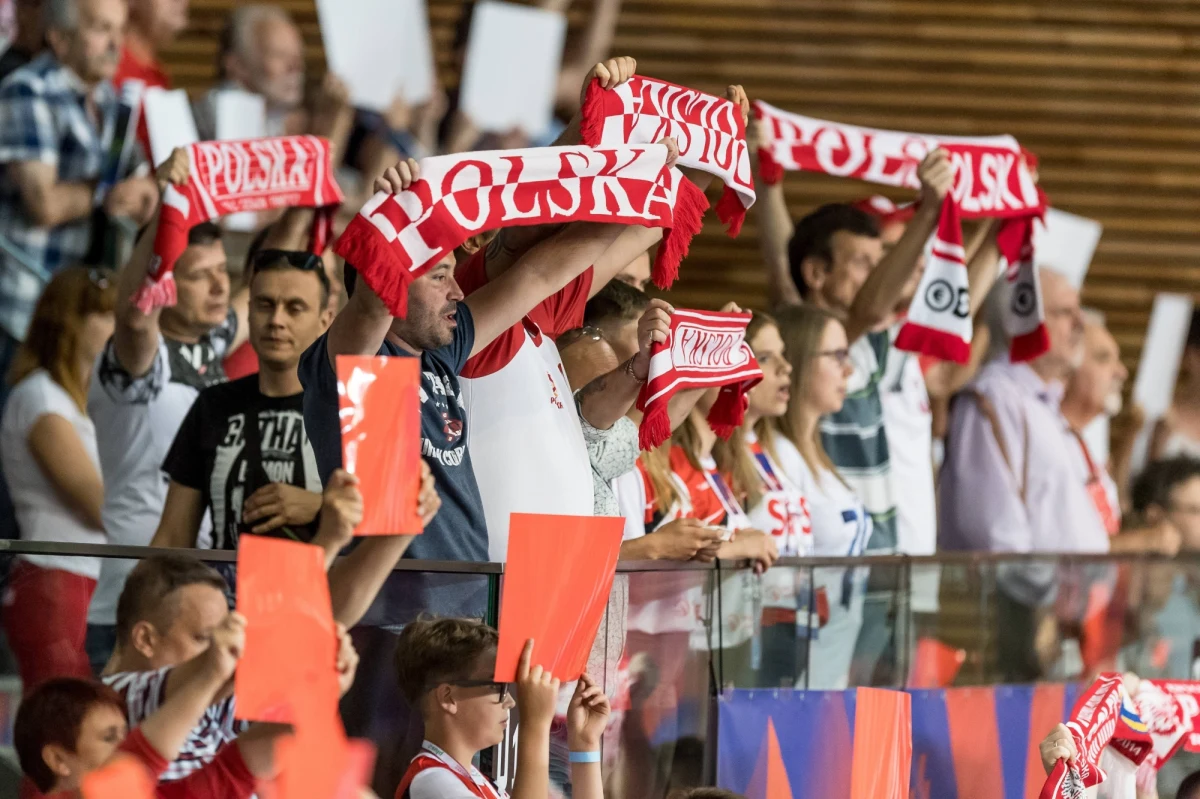 Polscy siatkarze przegrali z Serbią 0:3 (23:25, 23:25, 23:25) na koniec występu w turnieju Ligi Narodów w Hoffman Estates. Biało-czerwoni, którzy zanotowali czwartą porażkę w rozgrywkach, w trzech spotkaniach w USA nie wygrali seta. W tabeli spadli na piąte miejsce.