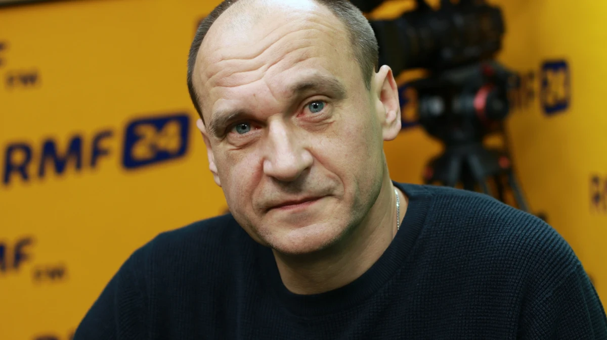 „Uważam, że pytania, które panu prezydentowi zostały podsunięte z intencją przyciągnięcia ludzi do urn referendalnych - mówię o tym 500+ wpisanym do konstytucji - to jest żenada, trudno to inaczej nazwać. Jak można wpisać ‘500 zł będziecie mieli w konstytucji’?” – mówił w Porannej rozmowie w RMF FM Paweł Kukiz. Według lidera Kukiz’15 Andrzej Duda powinien poważnie podejść do sprawy referendum konstytucyjnego. „On ma w tej chwili historyczną szansę, by zapytać o fundamentalne sprawy ustrojowe. O takie rzeczy jak np. ordynacja, czy ma być większościowa czy nie. O takie rzeczy, czy wynik referendum obligatoryjny dla władz, bezprogowy. Jeżeli chodzi już o pieniądze, to zgodziłbym się na zapisanie zasady zrównoważonego budżetu, czyli zakazu zadłużania państwa” – mówił gość Roberta Mazurka. Kukiz odniósł się także do Jana Śpiewaka, którego kandydaturę w Warszawie miał początkowo poprzeć. „Zdania na temat Jana Śpiewaka nie zmieniam. Uważam go za świetnego chłopaka, kochającego Warszawę (…) z całą pewnością w Warszawie nie będę wspierać Jana Śpiewaka, by się na niego nie obrazili pani Nowacka i pan Zandberg, żeby pan Śpiewak nie został na lodzie” – mówił Kukiz. 