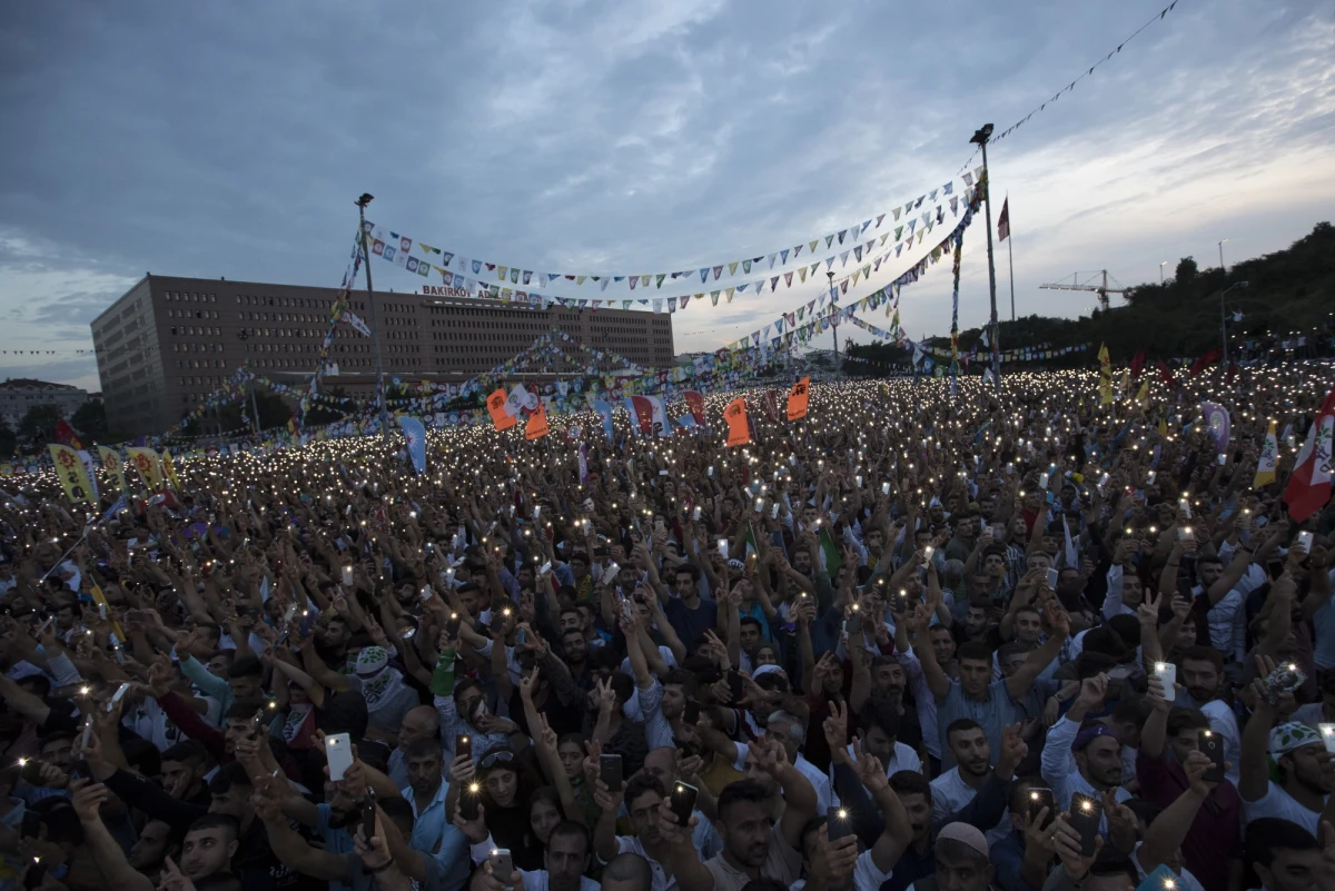 ​Selahattin Demirtas, aresztowany kandydat prokurdyjskiej partii HDP w wyborach prezydenckich w Turcji, w nadanym przez państwową telewizję wystąpieniu zaapelował do Turków, by nie dopuścili do "tyranii jednego człowieka" - prezydenta Recepa Tayyipa Erdogana. Jeśli w przedterminowych wyborach prezydenckich i parlamentarnych 24 czerwca wygra Erdogan i jego islamsko-konserwatywna Partia Sprawiedliwości i Rozwoju (AKP), los Turków będzie "całkowicie zależny od łaski jednego człowieka" - powiedział Demirtas w 10-minutowym wystąpieniu, nagranym w areszcie na zachodzie kraju i nadanym przez stację TRT.