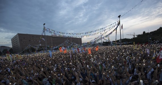 ​Selahattin Demirtas, aresztowany kandydat prokurdyjskiej partii HDP w wyborach prezydenckich w Turcji, w nadanym przez państwową telewizję wystąpieniu zaapelował do Turków, by nie dopuścili do "tyranii jednego człowieka" - prezydenta Recepa Tayyipa Erdogana. Jeśli w przedterminowych wyborach prezydenckich i parlamentarnych 24 czerwca wygra Erdogan i jego islamsko-konserwatywna Partia Sprawiedliwości i Rozwoju (AKP), los Turków będzie "całkowicie zależny od łaski jednego człowieka" - powiedział Demirtas w 10-minutowym wystąpieniu, nagranym w areszcie na zachodzie kraju i nadanym przez stację TRT.