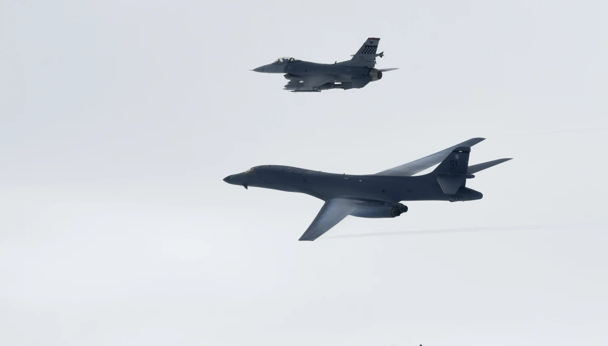 ​Syryjskie media państwowe podały, że bombowiec należący do dowodzonej przez Amerykanów koalicji walczącej z Państwem Islamskim zbombardował pozycje rządowej armii przy granicy z Irakiem. Rzecznik Pentagonu zaprzeczył jednak tym doniesieniom.