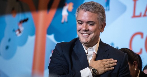 ​Konserwatysta Ivan Duque z prawicowego Centrum Demokratycznego (CD) wygrał drugą turę wyborów prezydenckich w Kolumbii, która odbyła się w niedzielę. Po podliczeniu wyników z 97 proc. lokali wyborczych ogłoszono, że zdobył 54 proc. ważnych głosów.