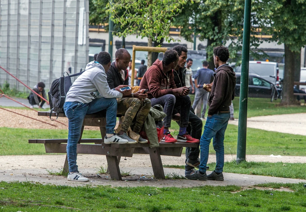 Nadchodzi "godzina prawdy" dla skonfliktowanych w sprawie polityki migracyjnej kanclerz Niemiec Angeli Merkel i ministra spraw wewnętrznych i lidera CSU Horsta Seehofera - ocenia poniedziałkowy "Der Spiegel". Całą noc trwały rozmowy Merkel z kierownictwem CDU.