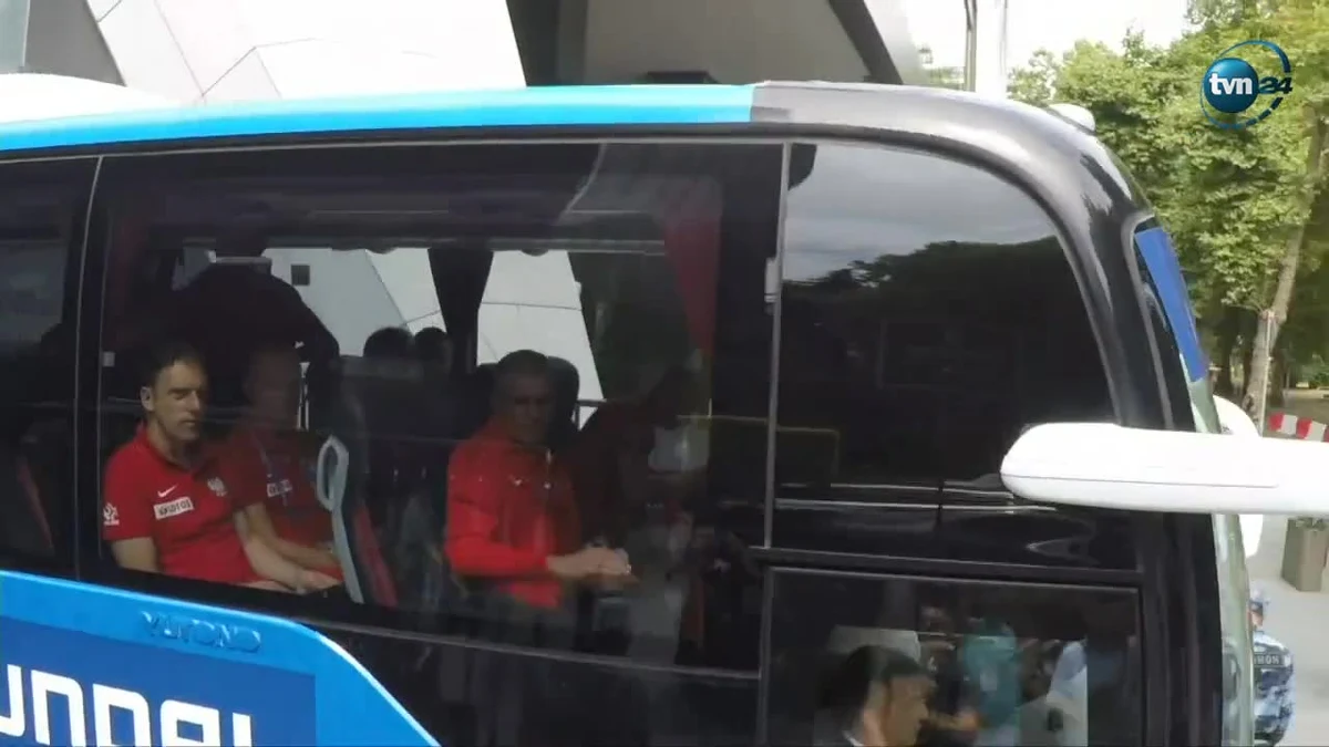 Reprezentacja Polski opuściła bazę w Soczi i udała się do Moskwy na mecz z Senegalem. Autokaru z piłkarzami strzegli funkcjonariusze Oddziału Milicji Specjalnego Przeznaczenia oraz Oddziału Mobilnego Specjalnego Przeznaczenia. Pojazd dojechał na lotnisko, skąd samolotem piłkarze odlecą do Moskwy.