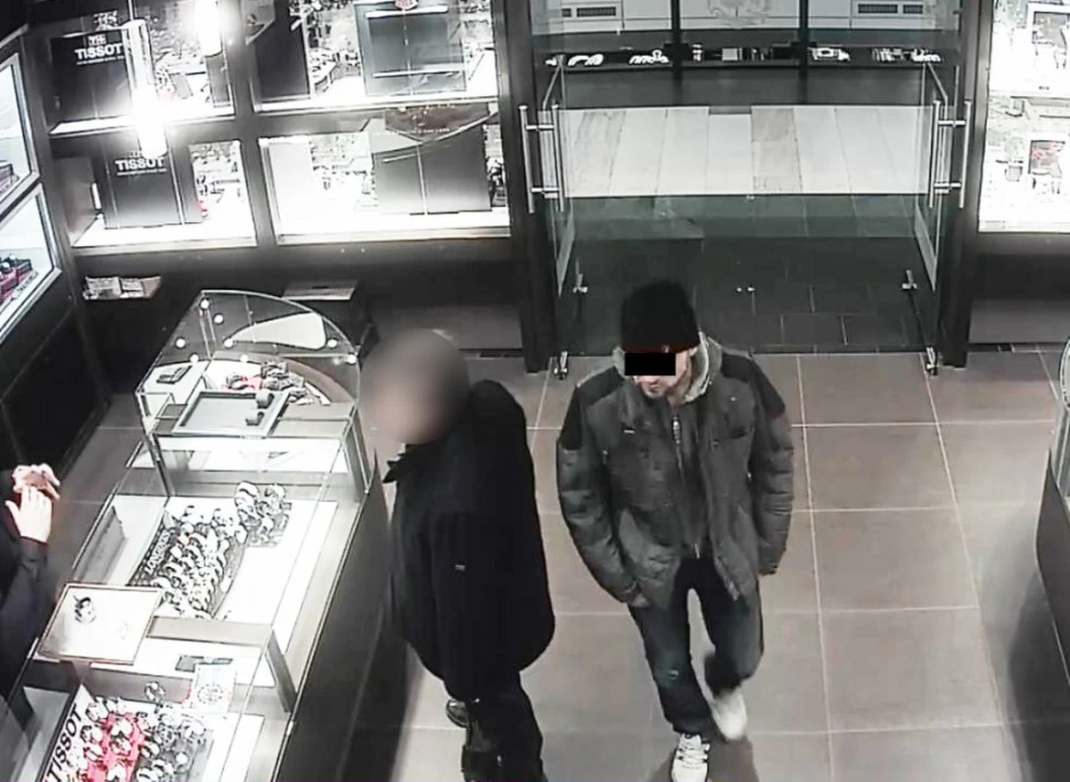 Włamał się do sklepu jubilerskiego przez szyb wentylacyjny, zjechał na zaplecze po linie i wyniósł z sejfu biżuterię oraz zegarki warte 700 tysięcy złotych. Wpadł, bo zostawił na miejscu przestępstwa ślady DNA. Okazało się, że 35-letni obywatel Ukrainy jest poszukiwany Europejskim Nakazem Aresztowania za podobne włamanie na terenie Niemiec.