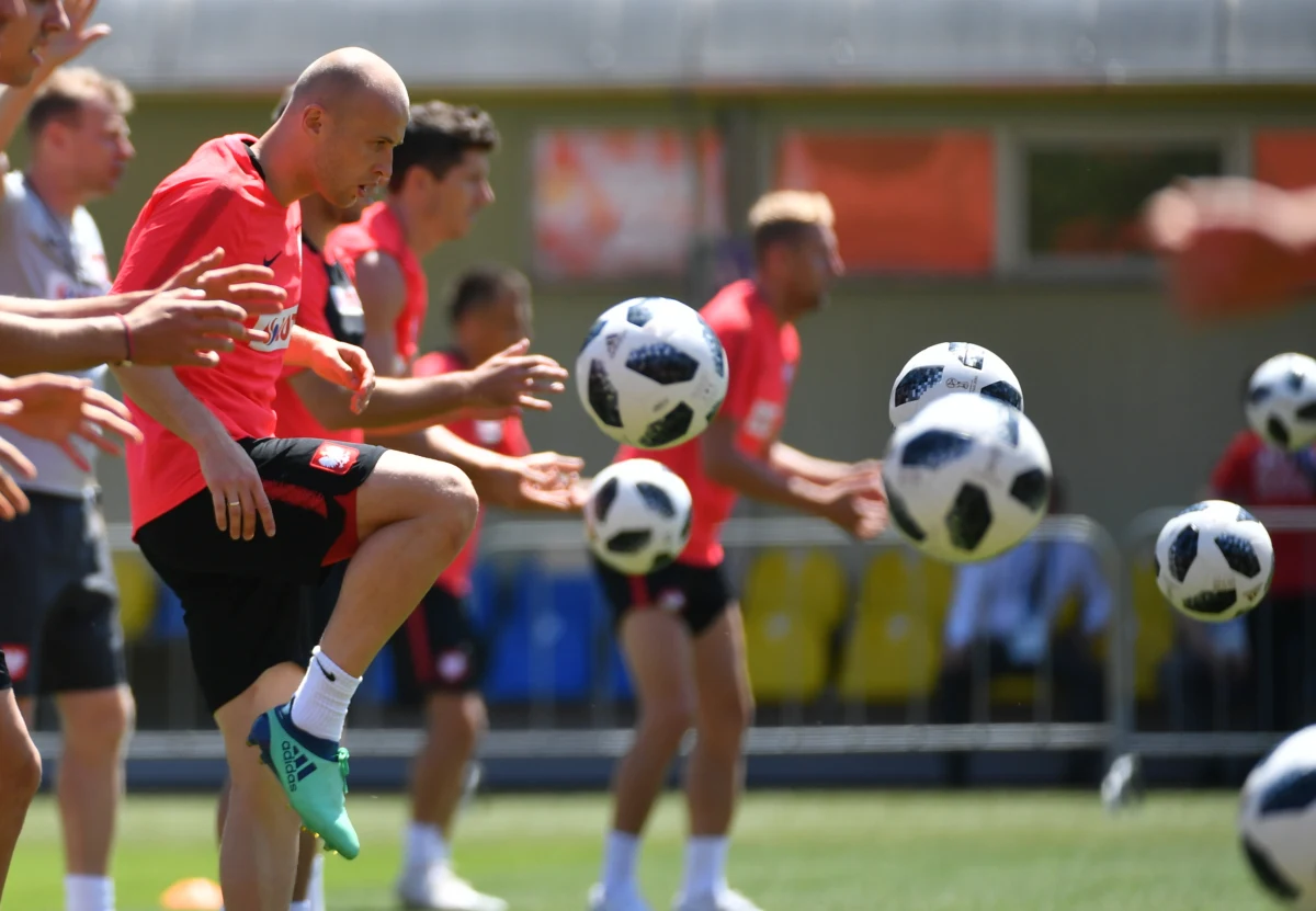 Za nami już pełne emocji i zaskoczeń spotkania Hiszpania-Portugalia, Argentyna-Islandia czy Niemcy-Meksyk. Jak poradzą sobie biało-czerwoni? Pierwszy sprawdzian we wtorek na stadionie Spartaka w Moskwie. Potem z Kolumbią (24 czerwca w Kazaniu) i Japonią (28 czerwca w Wołgogradzie). Jak oceniacie szanse Polaków na mundialu w Rosji? Głosujcie! 