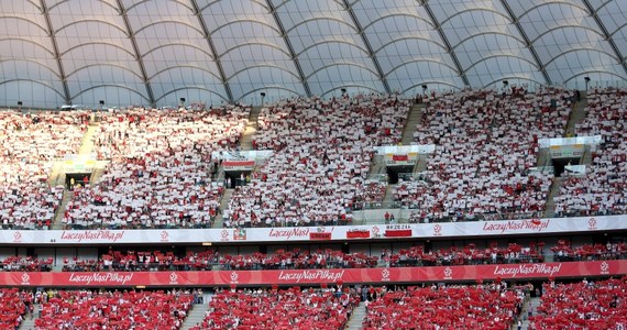 Zarzuty paserstwa mogą usłyszeć osoby, które kupiły pochodzące z kradzieży bilety na mecz Polska-Litwa - dowiedział się reporter RMF FM. Piłkarskie spotkanie odbyło się w zeszłym tygodniu na Stadionie Narodowym w Warszawie. Przed meczem ze spółki PL.2012 zniknęło 40 VIP-owskich wejściówek wartych w sumie 96 tysięcy złotych. 