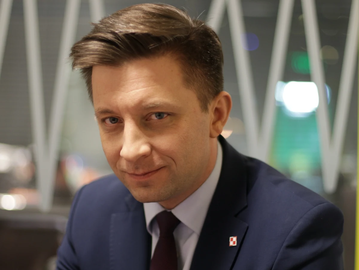 Jak to się stało, że kancelaria premier Beaty Szydło wydała na wizaż 167 tys. zł? „Ta kwota oczywiście robi wrażenie, ale nie ma w tym nic nadzwyczajnego, dlatego że wszystko się profesjonalizuje (…) usługi wizerunkowe i PR-owskie również i to kosztuje” – mówił w Porannej rozmowie w RMF FM szef Kancelarii Prezesa Rady Ministrów Michał Dworczyk. Minister odrzucił także krytykę opozycji. „Jak słyszę polityków Platformy Obywatelskiej, którzy mówią z oburzeniem o tych wydatkach, no to mam wrażenie, że to wyjątkowy cynizm. Warto przypomnieć, że chyba 200 tysięcy zł wydano na buty i garnitury Donalda Tuska, albo podobnie duże pieniądze wydawano na pobyty w klubach warszawskich polityków PO” – mówił. Dodał, że „wydaje mu się”, że kancelaria Mateusza Morawieckiego takich kosztów obecnie nie ponosi. „Tego rodzaju wydatków kancelaria teraz nie ponosi, ale proszę zwrócić uwagę, że my mężczyźni mamy trochę łatwiej w tych sprawach niż panie” – mówił gość Roberta Mazurka. Zapytany o spotkanie Morawieckiego z Fransem Timmermansem, odpowiedział, że „dialog trwa”. Podkreślił jednak, że do ugody „trzeba dwojga”. „Dlatego podanie dzisiaj daty, kiedy zakończy się ta dyskusja jest niemożliwe, ale bez wątpienia jesteśmy dużo bliżej niż jeszcze kilkanaście tygodni temu” – mówił minister.