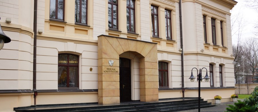 Trybunał Konstytucyjny we wtorek ma ogłosić wyrok ws. zakazu klubowego. Według Rzecznika Praw Obywatelskich, zakaz klubowy jest nadmiernym i nieproporcjonalnym ograniczeniem dostępu do dóbr kultury fizycznej, dokonanym na podstawie nieobowiązującego powszechnie prawa.