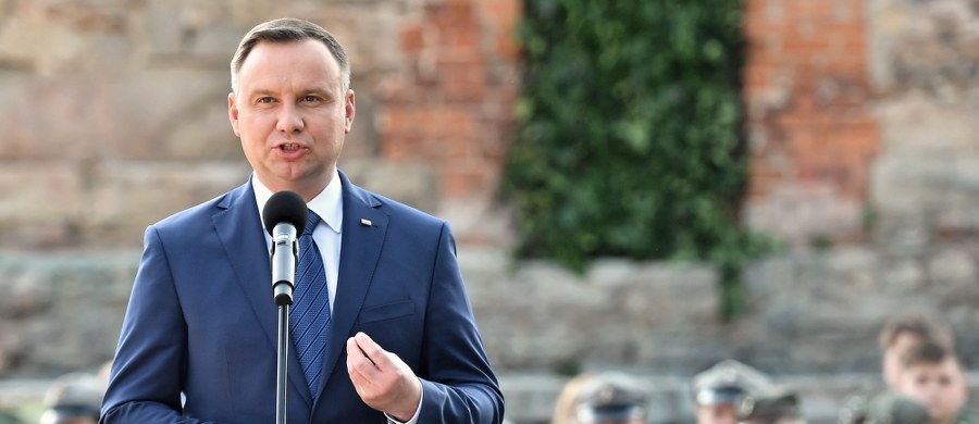 "Państwo nowoczesne to nie jest państwo liberalne, w którym człowiek jest gnębiony, tylko to jest państwo, które myśli o zwykłym człowieku" – stwierdził w Strzelinie (woj. dolnośląskie) prezydent Andrzej Duda. „To jest najistotniejsze, bo podstawą państwa jest ten zwykły człowiek" - wskazał.