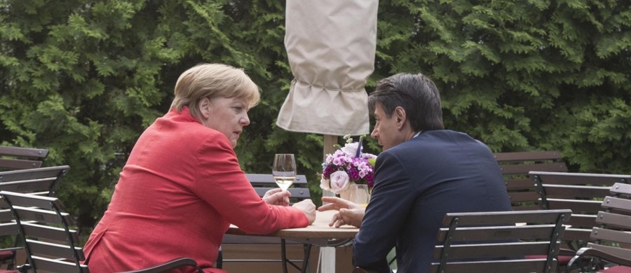 Włoski premier Giuseppe Conte, który spotkał się w Berlinie z kanclerz Niemiec Angelą Merkel, usłyszał od szefowej niemieckiego rządu zapewnienie o poparciu dla Włoch, starających się zmniejszyć liczbę przybywających tam migrantów. Merkel podkreśliła, że Niemcy chcą być solidarne z Włochami. Wskazała zarazem, że chodzi m.in. o to, na ile problemem uchodźców można się zająć jeszcze w Afryce Północnej, zwłaszcza w Libii. 