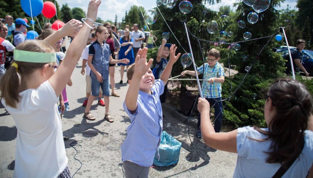 Uroczysta Gala Sukcesów w Krakowie zakończyła w sobotę XV edycję Akademii Przyszłości. To siostrzany projekt Szlachetnej Paczki, który pomaga dzieciom z trudnościami w szkole w całej Polsce. Dzięki cotygodniowym spotkaniom z osobistymi tutorami mali podopieczni Akademii zaczynają wierzyć w siebie i uczą się, jak radzić sobie w życiu. W tym roku było ich ponad dwa i pół tysiąca. We wrześniu rusza kolejna edycja projektu - by mogła wystartować, potrzebni są wolontariusze. Wejdź na www.superw.pl, zostań jednym z liderów Akademii i pomóż dzieciom uwolnić ich potencjał!