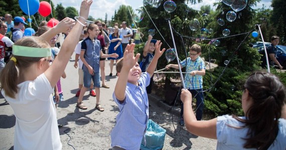 Uroczysta Gala Sukcesów w Krakowie zakończyła w sobotę XV edycję Akademii Przyszłości. To siostrzany projekt Szlachetnej Paczki, który pomaga dzieciom z trudnościami w szkole w całej Polsce. Dzięki cotygodniowym spotkaniom z osobistymi tutorami mali podopieczni Akademii zaczynają wierzyć w siebie i uczą się, jak radzić sobie w życiu. W tym roku było ich ponad dwa i pół tysiąca. We wrześniu rusza kolejna edycja projektu - by mogła wystartować, potrzebni są wolontariusze. Wejdź na www.superw.pl, zostań jednym z liderów Akademii i pomóż dzieciom uwolnić ich potencjał!