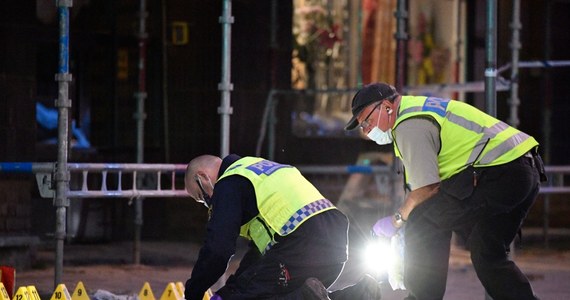 Dwóch mężczyzn w wieku 18 i 29 lat zmarło w nocy w szpitalu od ran postrzałowych, kolejnych czterech jest rannych po strzelaninie w centrum szwedzkiego Malmö. Z relacji świadków wynika, że kilkanaście minut po godzinie 20:00 rozległo się od 15 do 20 strzałów. Policja szuka ciemnego samochodu, w którym napastnik czekał na swoje ofiary przed kafejką internetową na ulicy Drottniggatan.