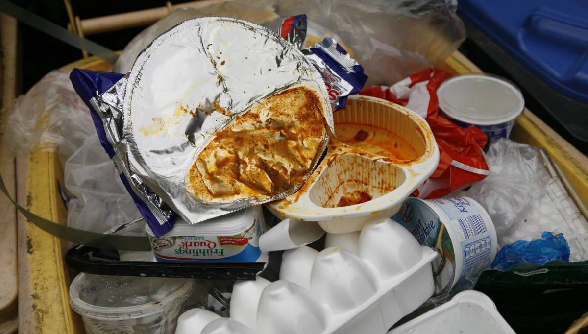 Żywność wartości ponad 16 miliardów euro wyrzucana jest co roku we Włoszech - takie dane na temat skali marnotrawstwa przedstawił krajowy związek rolników. Jednocześnie w sondażu ponad trzy czwarte Włochów zapewniło, że zredukowało ilość wyrzucanego jedzenia.