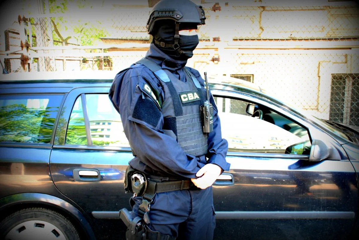 Osiem osób, w tym były prokurator, zatrzymanych przez agentów warszawskiej delegatury CBA. Są podejrzane o wyprowadzanie potężnych pieniędzy z będącej w upadłości spółki zajmującej się remontami infrastruktury kolejowej. 