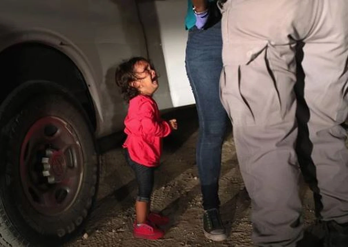 To zdjęcie wstrząsnęło Ameryką. Mała dziewczynka w różowej bluzce i różowych bucikach, z umazaną buzią, płacząca ze strachu na środku drogi gdzieś na bezludziu, a nad nią dorośli – strażnicy graniczni, którzy przeszukują jej matkę. 