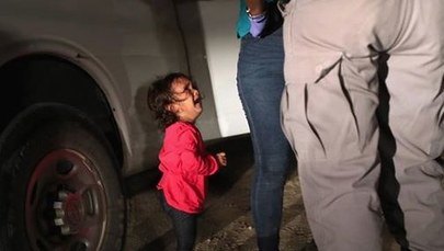 Zdjęcie, które poruszyło świat. Twarz przerażonej 2-latki symbolem ustawy "zero tolerancji"