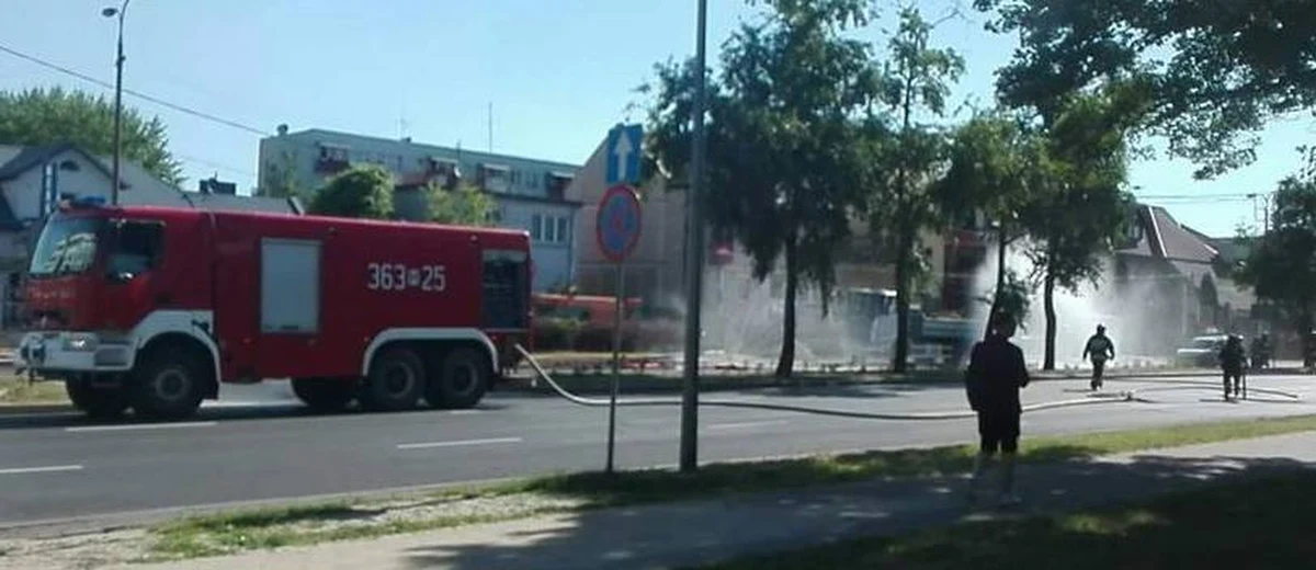 Kilkadziesiąt osób ewakuowano z domów i sklepów w centrum Płocka. Uszkodzony został gazociąg o średnicy ponad metra. Na miejscu pracuje około 25 strażaków.
