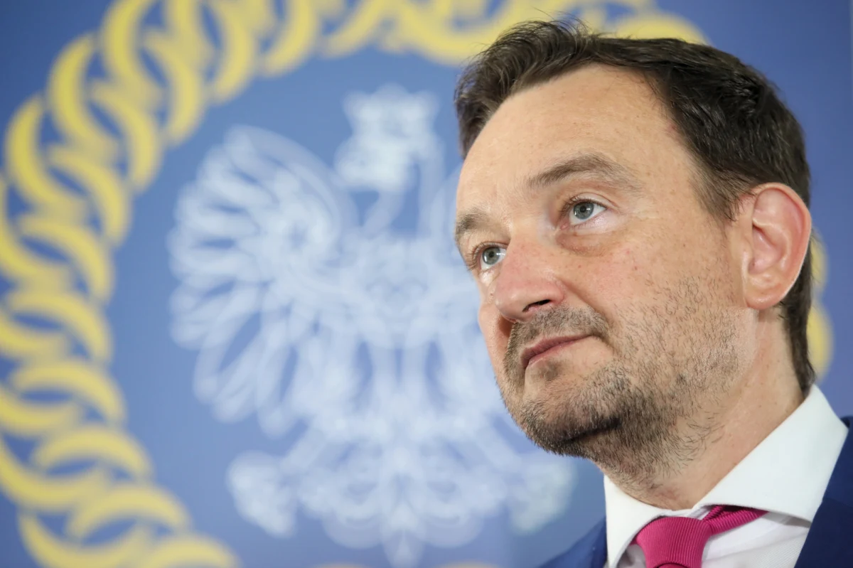 Rzecznik Krajowej Rady Sądownictwa Maciej Mitera w zaskakujących słowach skrytykował krakowskich sędziów, którzy poparli apel, by Komisja Europejska skierowała ustawę o Sądzie Najwyższym do Trybunału Sprawiedliwości Unii Europejskiej. "Mnie nauczono, że pewnych rzeczy nie wynoszę z domu, nie szkaluję swojego kraju" – powiedział. 